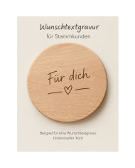 Bitte gib hier deinen gewünschten Gravurtext ein und teile uns mit, auf welchen Holzboden er graviert werden soll.